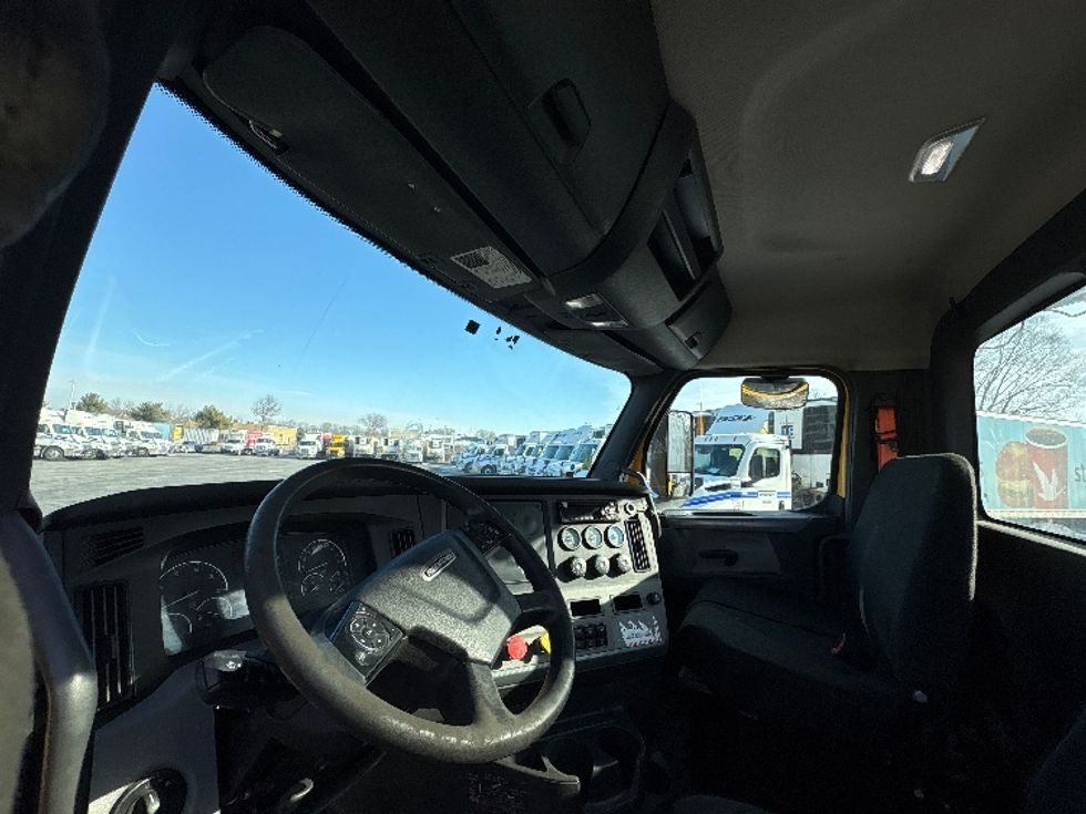 Day Cab Tractor-Heavy Duty Tractors-Freightliner-2019-T11664ST-Swedesboro-NJ-367,613\n\t\tmiles-$ 32,500 - Image 10