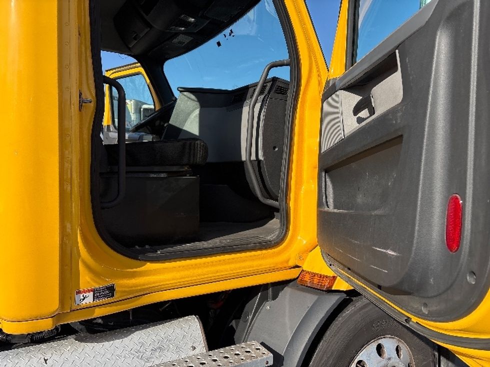 Day Cab Tractor-Heavy Duty Tractors-Freightliner-2019-T11664ST-Swedesboro-NJ-367,613\n\t\tmiles-$ 32,500 - Image 12