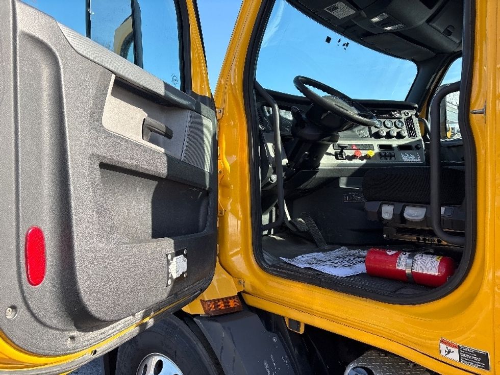 Day Cab Tractor-Heavy Duty Tractors-Freightliner-2019-T11664ST-Swedesboro-NJ-367,613\n\t\tmiles-$ 32,500 - Image 9