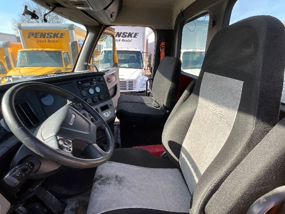 Day Cab Tractor-Heavy Duty Tractors-Freightliner-2019-T11664ST-Swedesboro-NJ-384,201\n\t\tmiles-$ 37,750 - Image 10