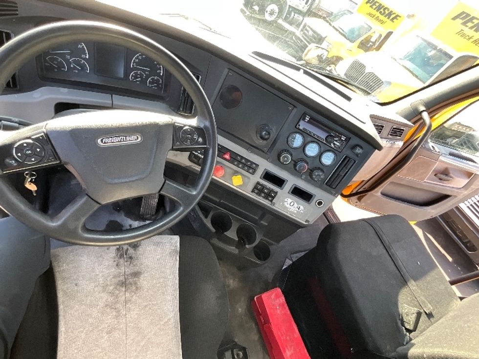 Day Cab Tractor-Heavy Duty Tractors-Freightliner-2019-T11664ST-Swedesboro-NJ-384,201\n\t\tmiles-$ 37,750 - Image 11