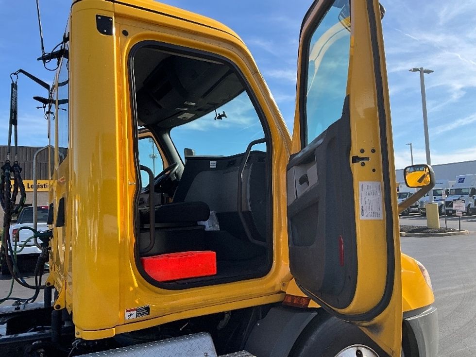 Day Cab Tractor-Heavy Duty Tractors-Freightliner-2019-T11664ST-Swedesboro-NJ-384,201\n\t\tmiles-$ 37,750 - Image 12