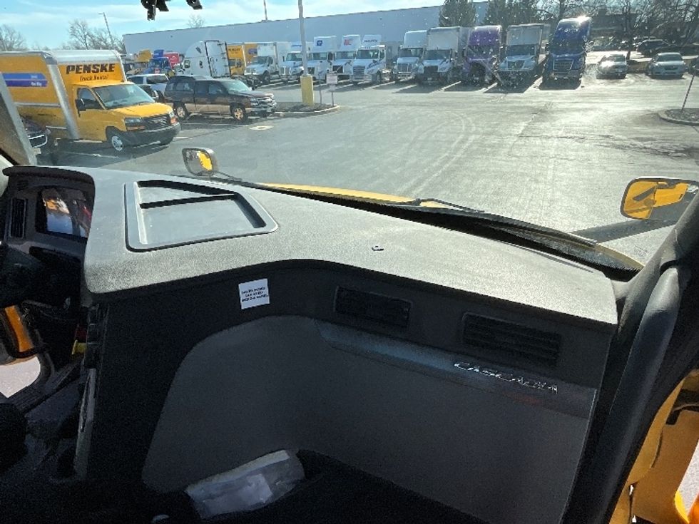 Day Cab Tractor-Heavy Duty Tractors-Freightliner-2019-T11664ST-Swedesboro-NJ-384,201\n\t\tmiles-$ 37,750 - Image 13