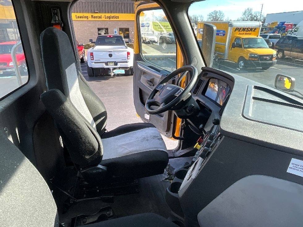 Day Cab Tractor-Heavy Duty Tractors-Freightliner-2019-T11664ST-Swedesboro-NJ-384,201\n\t\tmiles-$ 37,750 - Image 14