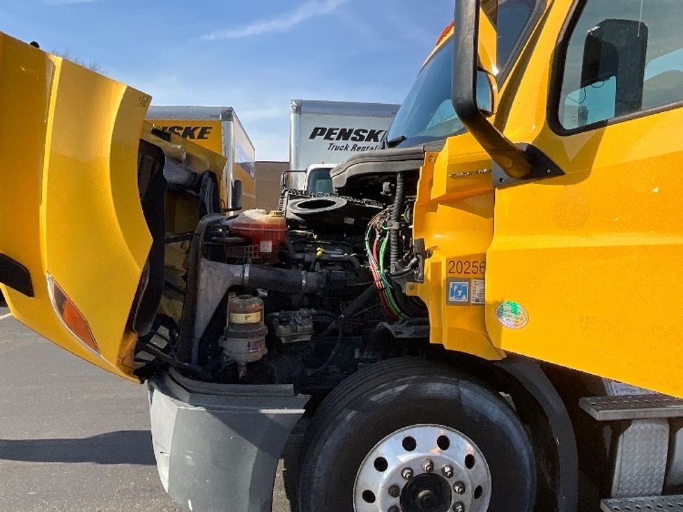 Day Cab Tractor-Heavy Duty Tractors-Freightliner-2019-T11664ST-Swedesboro-NJ-384,201\n\t\tmiles-$ 37,750 - Image 16