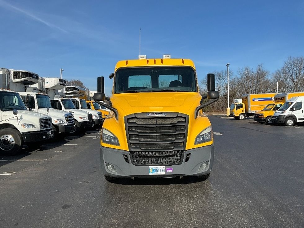 Day Cab Tractor-Heavy Duty Tractors-Freightliner-2019-T11664ST-Swedesboro-NJ-384,201\n\t\tmiles-$ 37,750 - Image 2
