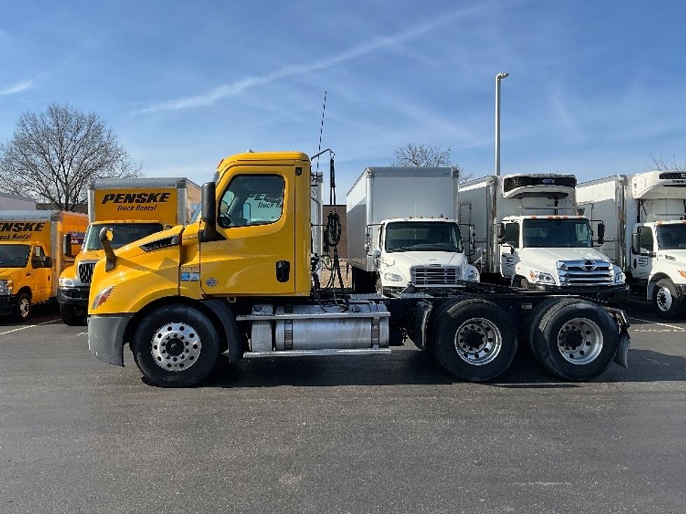 Day Cab Tractor-Heavy Duty Tractors-Freightliner-2019-T11664ST-Swedesboro-NJ-384,201\n\t\tmiles-$ 37,750 - Image 4