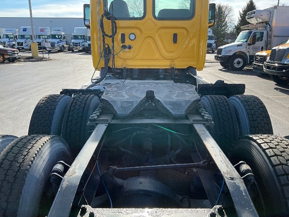 Day Cab Tractor-Heavy Duty Tractors-Freightliner-2019-T11664ST-Swedesboro-NJ-384,201\n\t\tmiles-$ 37,750 - Image 6