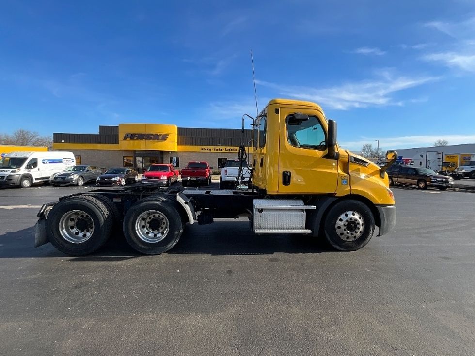 Day Cab Tractor-Heavy Duty Tractors-Freightliner-2019-T11664ST-Swedesboro-NJ-384,201\n\t\tmiles-$ 37,750 - Image 8