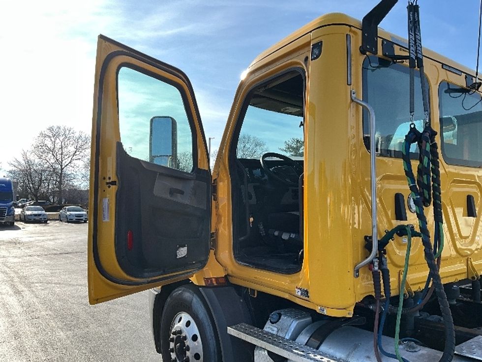 Day Cab Tractor-Heavy Duty Tractors-Freightliner-2019-T11664ST-Swedesboro-NJ-384,201\n\t\tmiles-$ 37,750 - Image 9