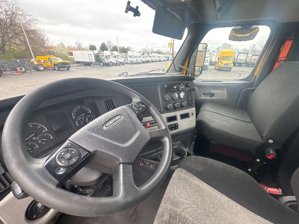 Day Cab Tractor-Heavy Duty Tractors-Freightliner-2019-T11664ST-Swedesboro-NJ-387,220\n\t\tmiles-$ 39,000 - Image 10
