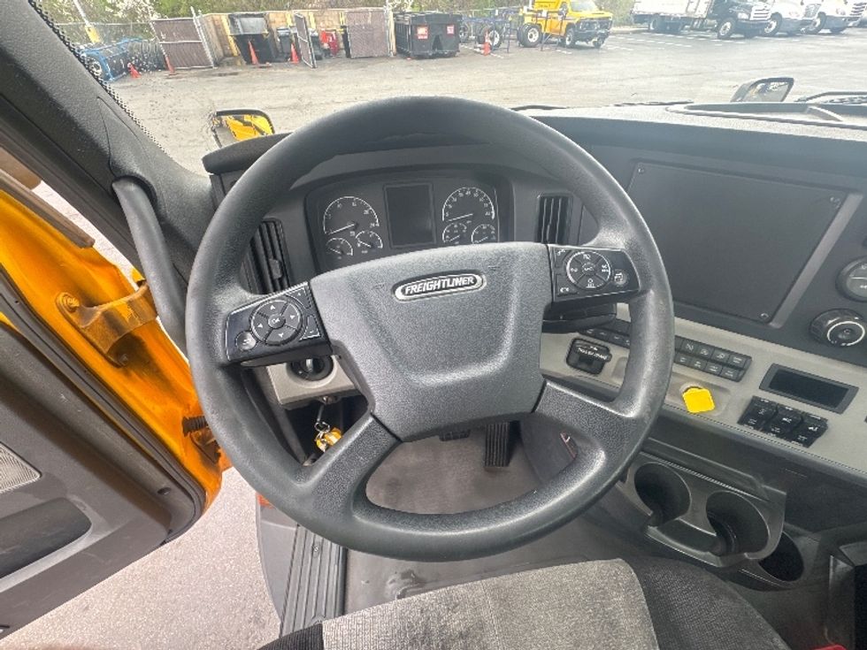 Day Cab Tractor-Heavy Duty Tractors-Freightliner-2019-T11664ST-Swedesboro-NJ-387,220\n\t\tmiles-$ 39,000 - Image 11