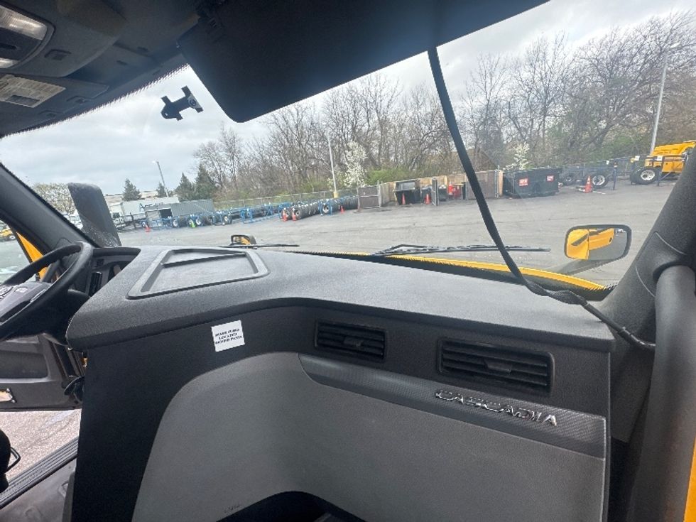 Day Cab Tractor-Heavy Duty Tractors-Freightliner-2019-T11664ST-Swedesboro-NJ-387,220\n\t\tmiles-$ 39,000 - Image 13