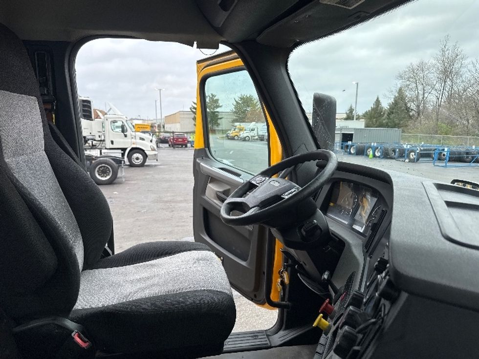 Day Cab Tractor-Heavy Duty Tractors-Freightliner-2019-T11664ST-Swedesboro-NJ-387,220\n\t\tmiles-$ 39,000 - Image 14
