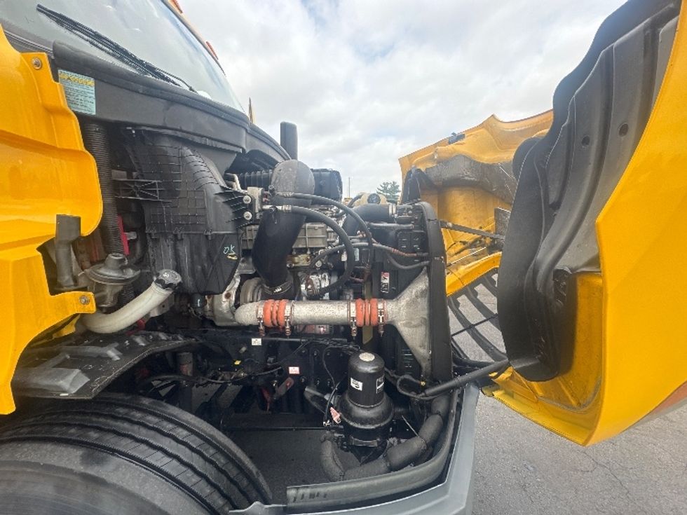 Day Cab Tractor-Heavy Duty Tractors-Freightliner-2019-T11664ST-Swedesboro-NJ-387,220\n\t\tmiles-$ 39,000 - Image 16