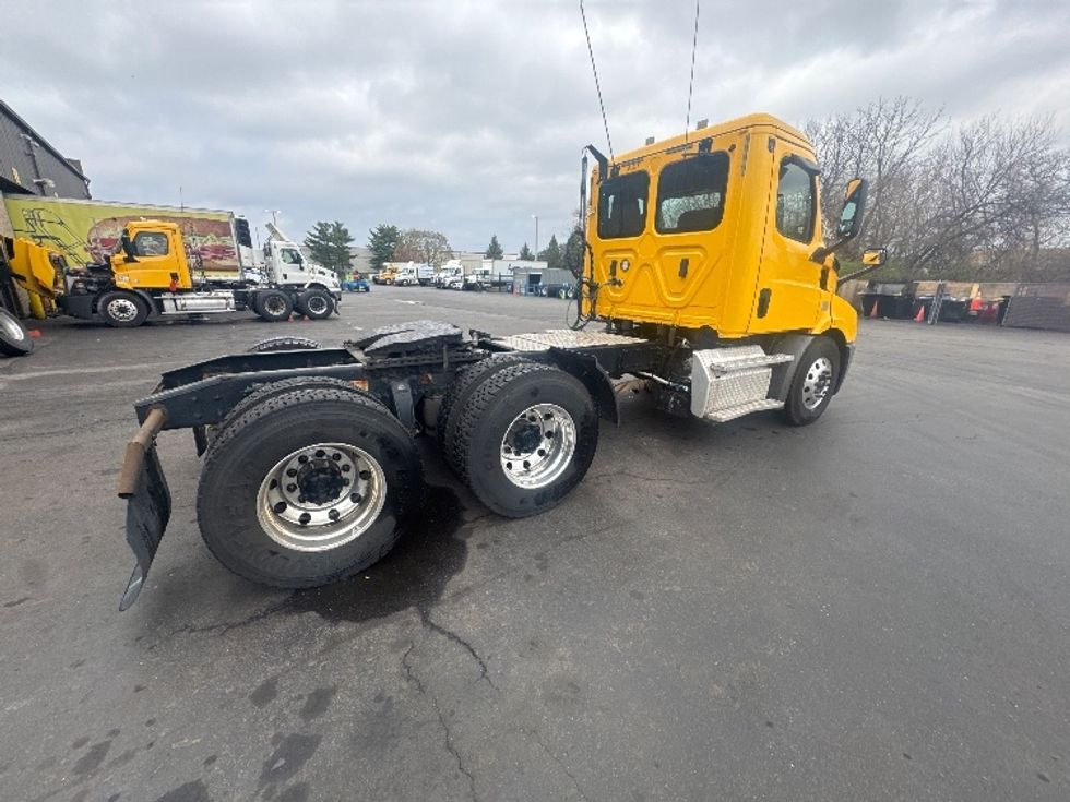 Day Cab Tractor-Heavy Duty Tractors-Freightliner-2019-T11664ST-Swedesboro-NJ-387,220\n\t\tmiles-$ 39,000 - Image 7