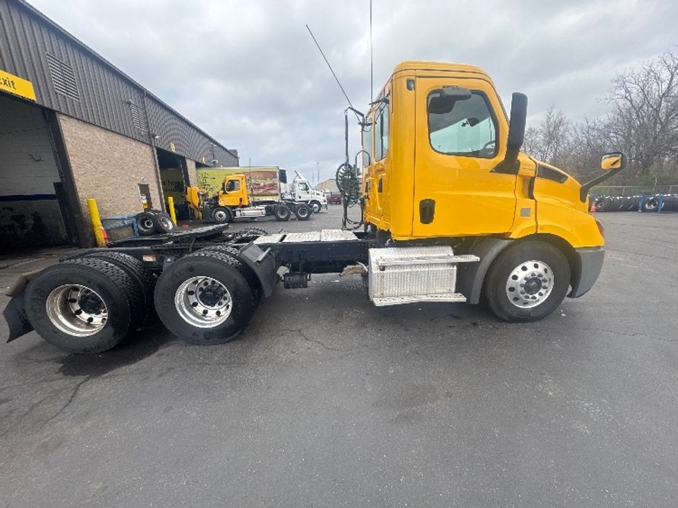 Day Cab Tractor-Heavy Duty Tractors-Freightliner-2019-T11664ST-Swedesboro-NJ-387,220\n\t\tmiles-$ 39,000 - Image 8