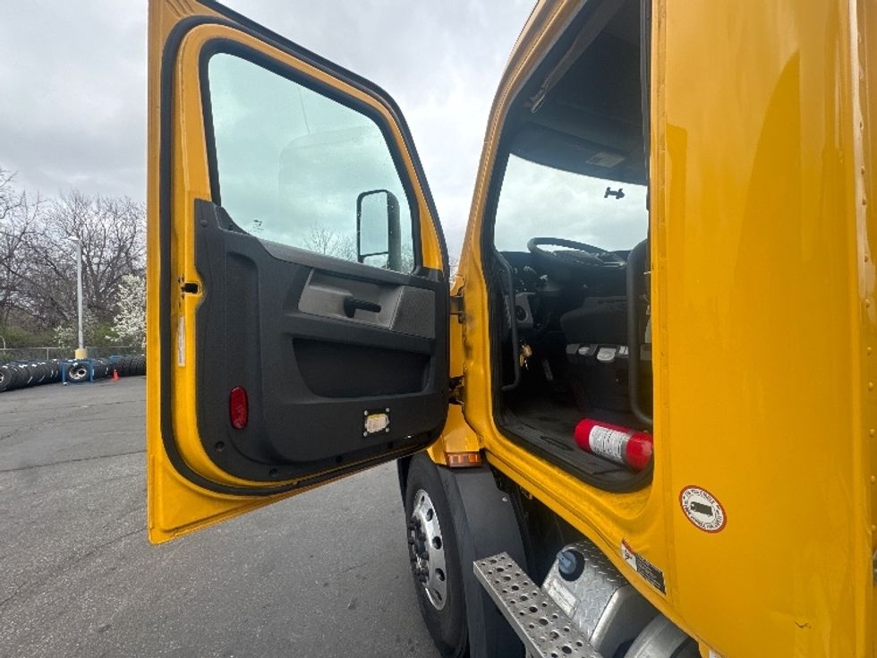 Day Cab Tractor-Heavy Duty Tractors-Freightliner-2019-T11664ST-Swedesboro-NJ-387,220\n\t\tmiles-$ 39,000 - Image 9