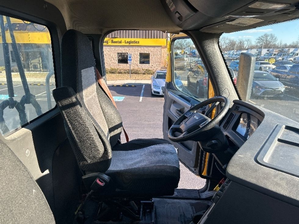 Day Cab Tractor-Heavy Duty Tractors-Freightliner-2019-T11664ST-Swedesboro-NJ-388,819\n\t\tmiles-$ 42,500 - Image 14
