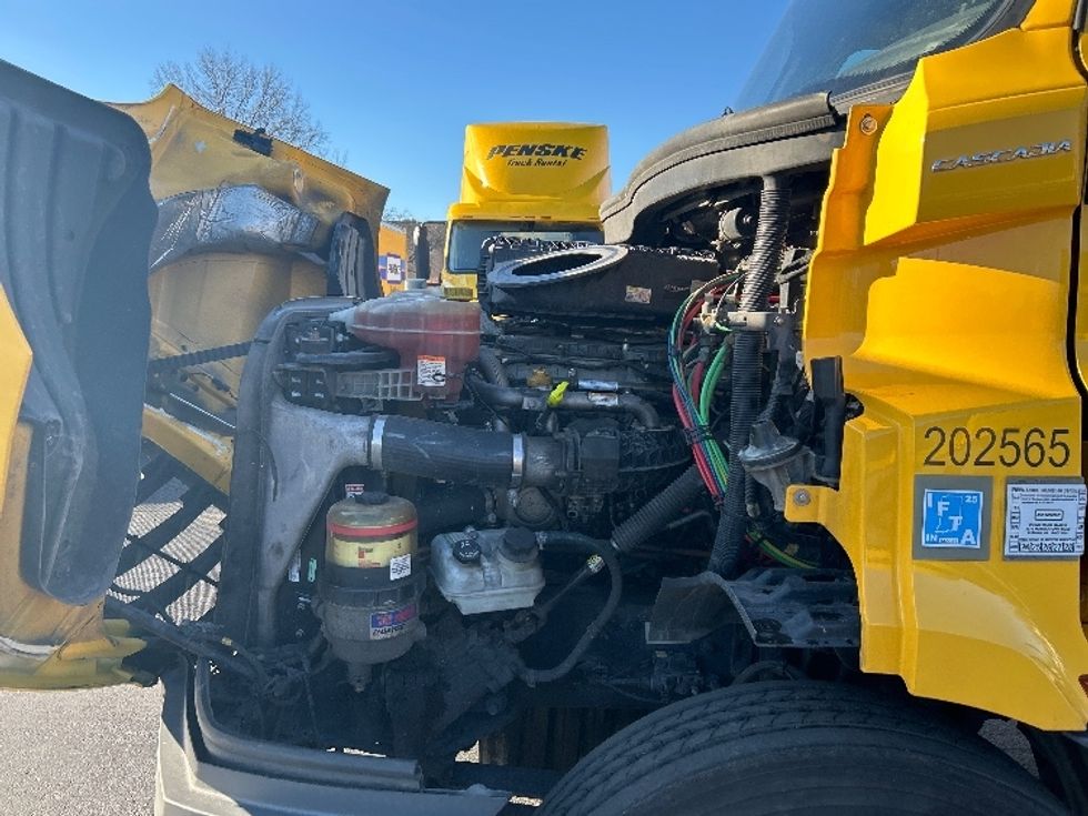 Day Cab Tractor-Heavy Duty Tractors-Freightliner-2019-T11664ST-Swedesboro-NJ-388,819\n\t\tmiles-$ 42,500 - Image 16