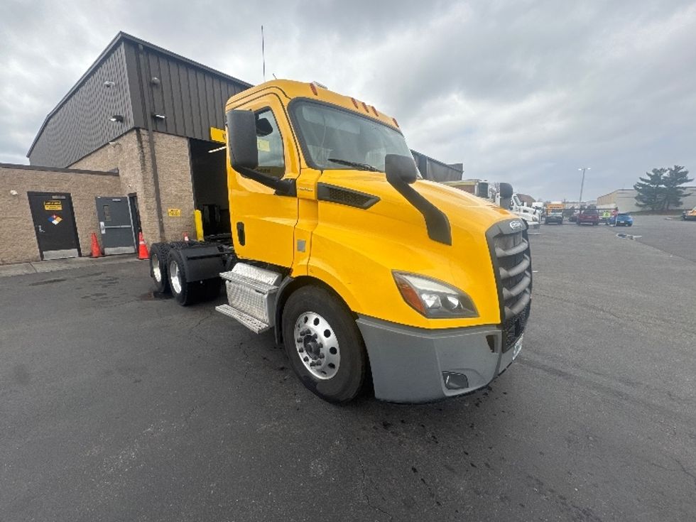 Day Cab Tractor-Heavy Duty Tractors-Freightliner-2019-T11664ST-Swedesboro-NJ-392,918\n\t\tmiles-$ 31,750 - Image 1