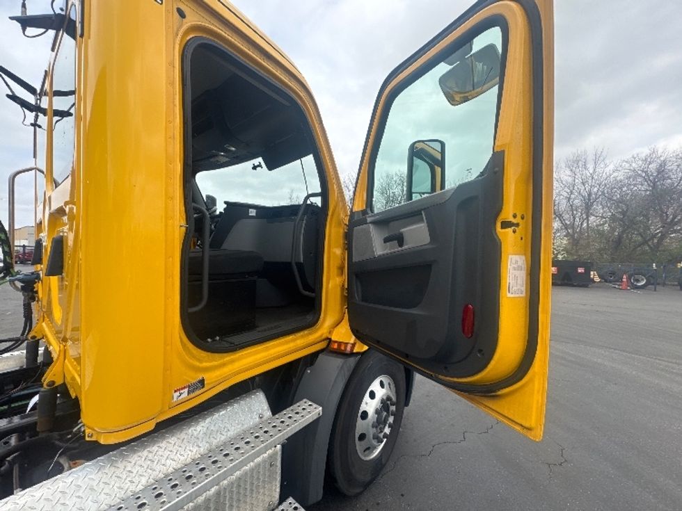 Day Cab Tractor-Heavy Duty Tractors-Freightliner-2019-T11664ST-Swedesboro-NJ-392,918\n\t\tmiles-$ 31,750 - Image 12