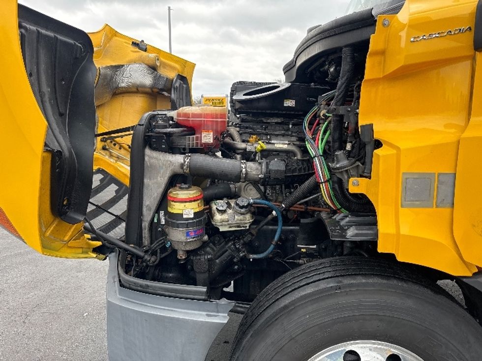 Day Cab Tractor-Heavy Duty Tractors-Freightliner-2019-T11664ST-Swedesboro-NJ-392,918\n\t\tmiles-$ 31,750 - Image 15