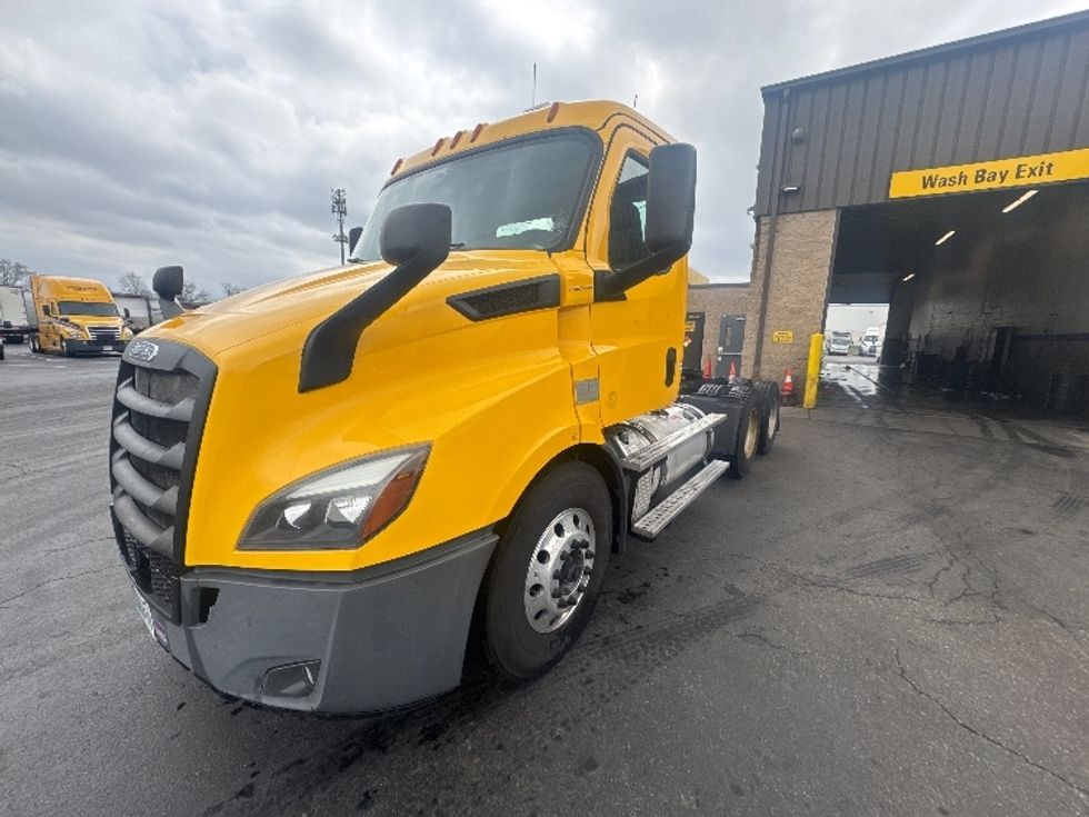 Day Cab Tractor-Heavy Duty Tractors-Freightliner-2019-T11664ST-Swedesboro-NJ-392,918\n\t\tmiles-$ 31,750 - Image 3