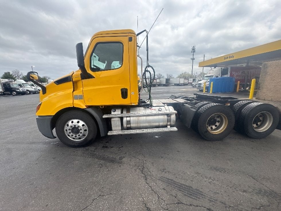 Day Cab Tractor-Heavy Duty Tractors-Freightliner-2019-T11664ST-Swedesboro-NJ-392,918\n\t\tmiles-$ 31,750 - Image 4