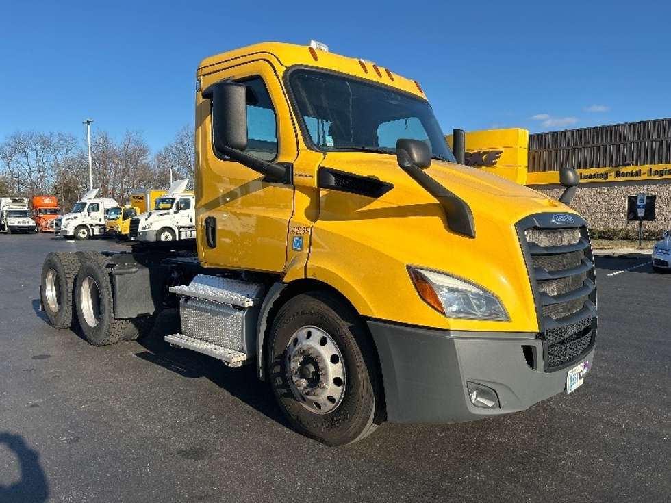 Day Cab Tractor-Heavy Duty Tractors-Freightliner-2019-T11664ST-Swedesboro-NJ-393,760
miles-$ 31,750