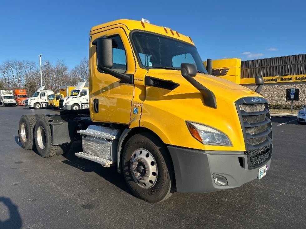 Day Cab Tractor-Heavy Duty Tractors-Freightliner-2019-T11664ST-Swedesboro-NJ-393,760\n\t\tmiles-$ 31,750 - Image 1
