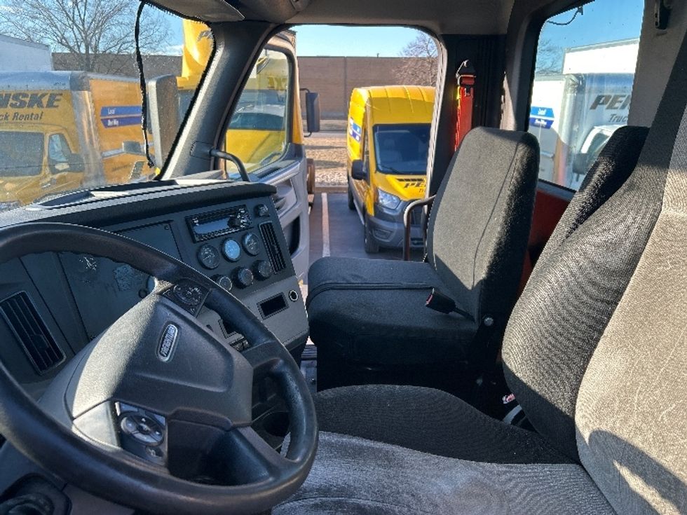 Day Cab Tractor-Heavy Duty Tractors-Freightliner-2019-T11664ST-Swedesboro-NJ-393,760\n\t\tmiles-$ 31,750 - Image 10
