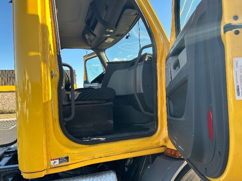 Day Cab Tractor-Heavy Duty Tractors-Freightliner-2019-T11664ST-Swedesboro-NJ-393,760\n\t\tmiles-$ 31,750 - Image 11