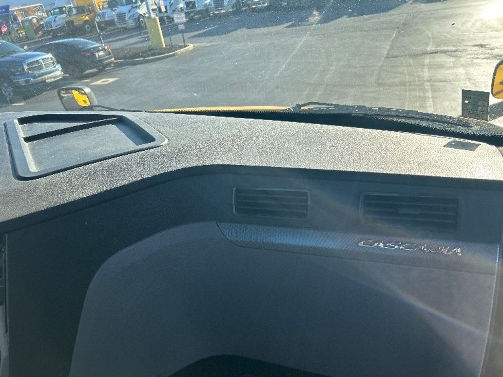 Day Cab Tractor-Heavy Duty Tractors-Freightliner-2019-T11664ST-Swedesboro-NJ-393,760\n\t\tmiles-$ 31,750 - Image 12