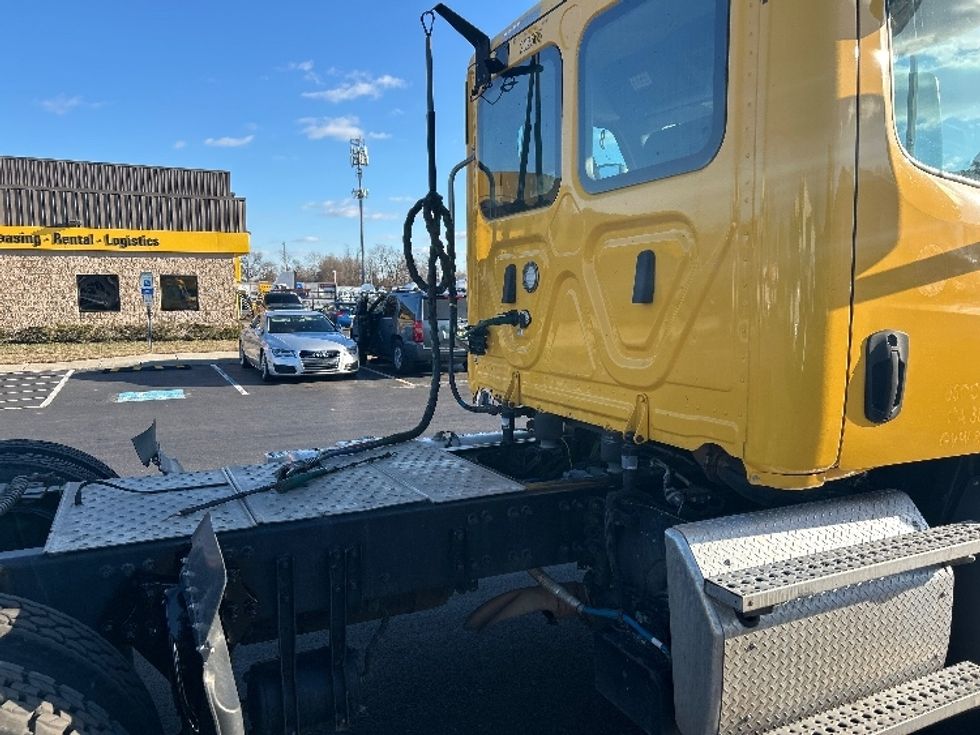 Day Cab Tractor-Heavy Duty Tractors-Freightliner-2019-T11664ST-Swedesboro-NJ-393,760\n\t\tmiles-$ 31,750 - Image 16