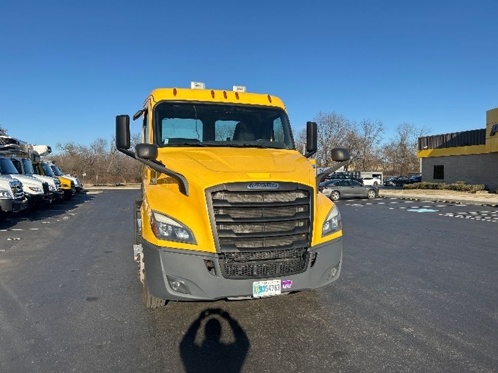 Day Cab Tractor-Heavy Duty Tractors-Freightliner-2019-T11664ST-Swedesboro-NJ-393,760\n\t\tmiles-$ 31,750 - Image 2