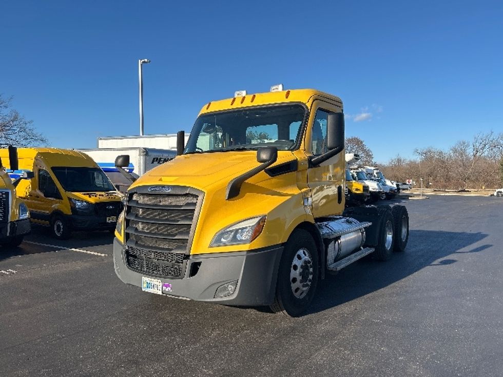 Day Cab Tractor-Heavy Duty Tractors-Freightliner-2019-T11664ST-Swedesboro-NJ-393,760\n\t\tmiles-$ 31,750 - Image 3