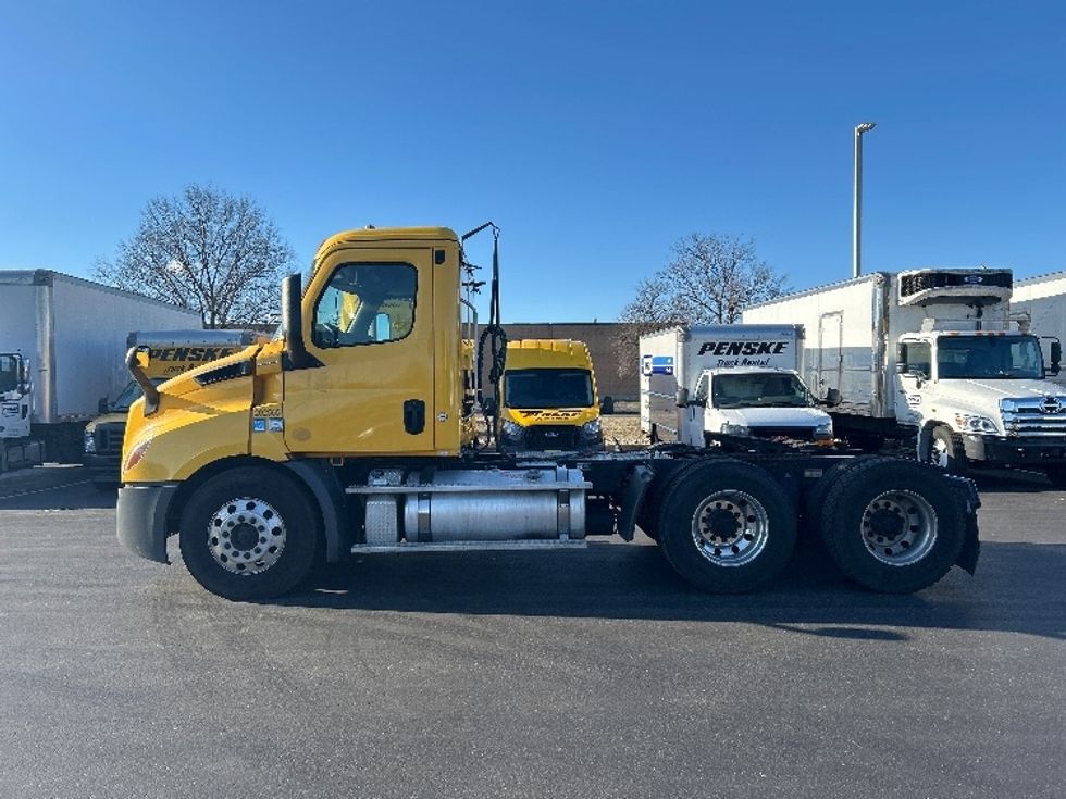 Day Cab Tractor-Heavy Duty Tractors-Freightliner-2019-T11664ST-Swedesboro-NJ-393,760\n\t\tmiles-$ 31,750 - Image 4