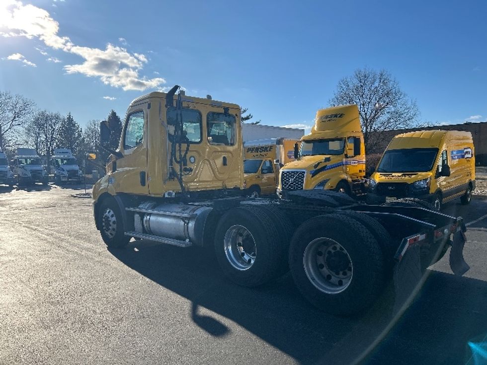 Day Cab Tractor-Heavy Duty Tractors-Freightliner-2019-T11664ST-Swedesboro-NJ-393,760\n\t\tmiles-$ 31,750 - Image 5