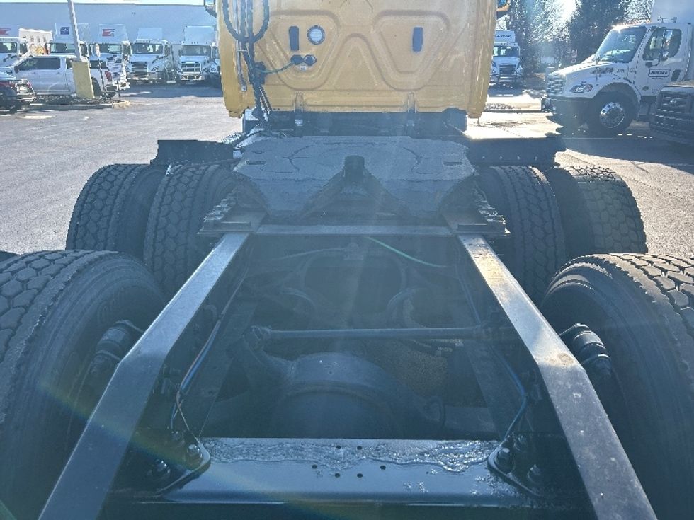 Day Cab Tractor-Heavy Duty Tractors-Freightliner-2019-T11664ST-Swedesboro-NJ-393,760\n\t\tmiles-$ 31,750 - Image 6