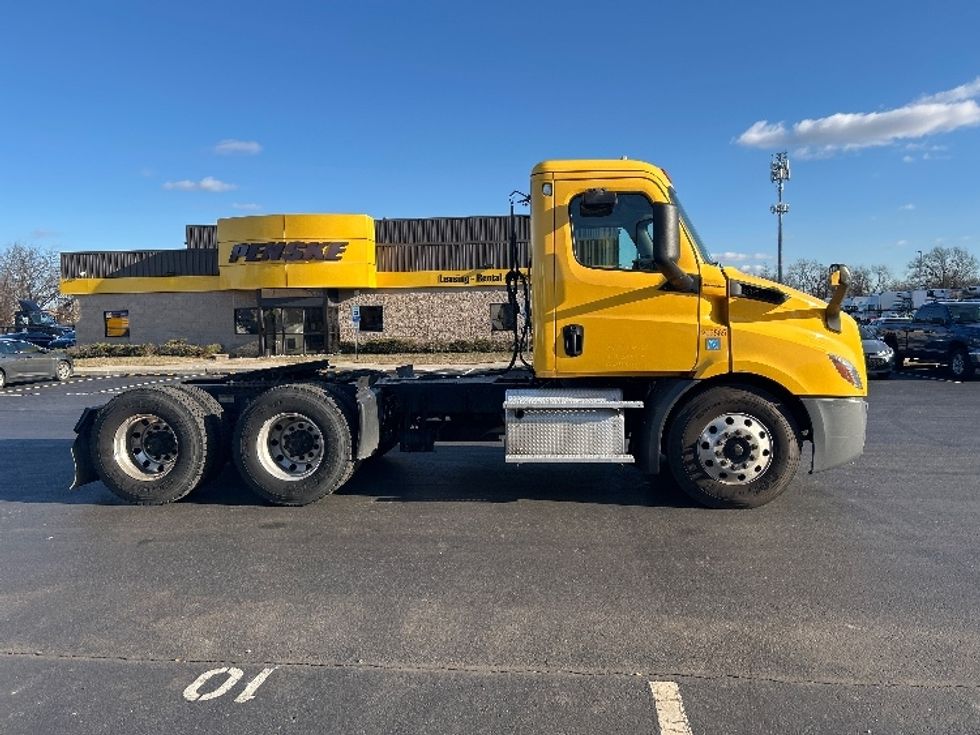 Day Cab Tractor-Heavy Duty Tractors-Freightliner-2019-T11664ST-Swedesboro-NJ-393,760\n\t\tmiles-$ 31,750 - Image 8