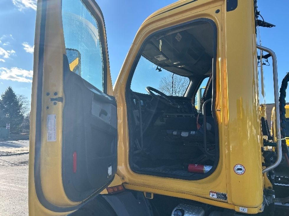 Day Cab Tractor-Heavy Duty Tractors-Freightliner-2019-T11664ST-Swedesboro-NJ-393,760\n\t\tmiles-$ 31,750 - Image 9