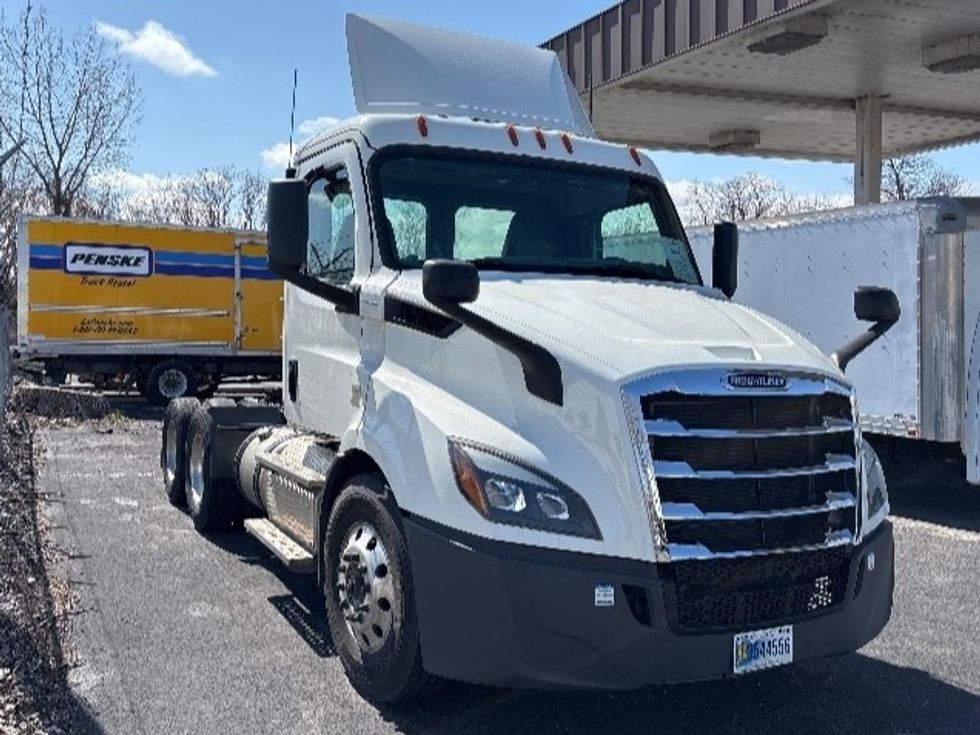 Day Cab Tractor-Heavy Duty Tractors-Freightliner-2019-T11664ST-Toledo-OH-448,995\n\t\tmiles-$ 39,500 - Image 1