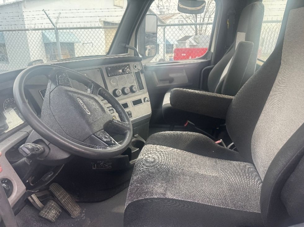 Day Cab Tractor-Heavy Duty Tractors-Freightliner-2019-T11664ST-Toledo-OH-448,995\n\t\tmiles-$ 39,500 - Image 9