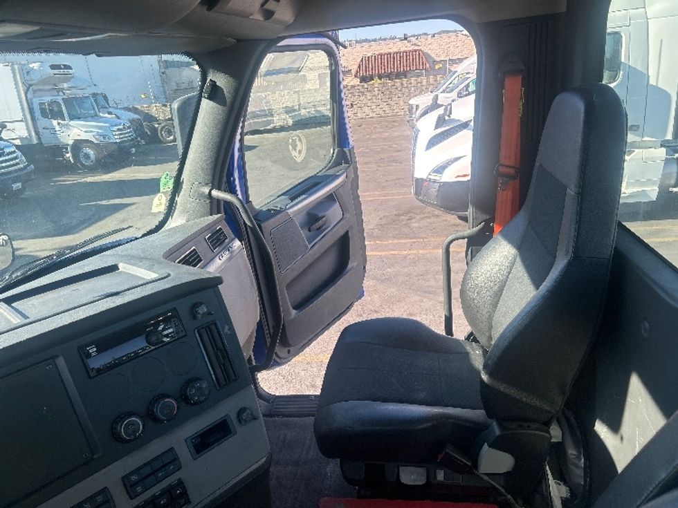 Day Cab Tractor-Heavy Duty Tractors-Freightliner-2019-T11664ST-Torrance-CA-225,480\n\t\tmiles-$ 51,500 - Image 10