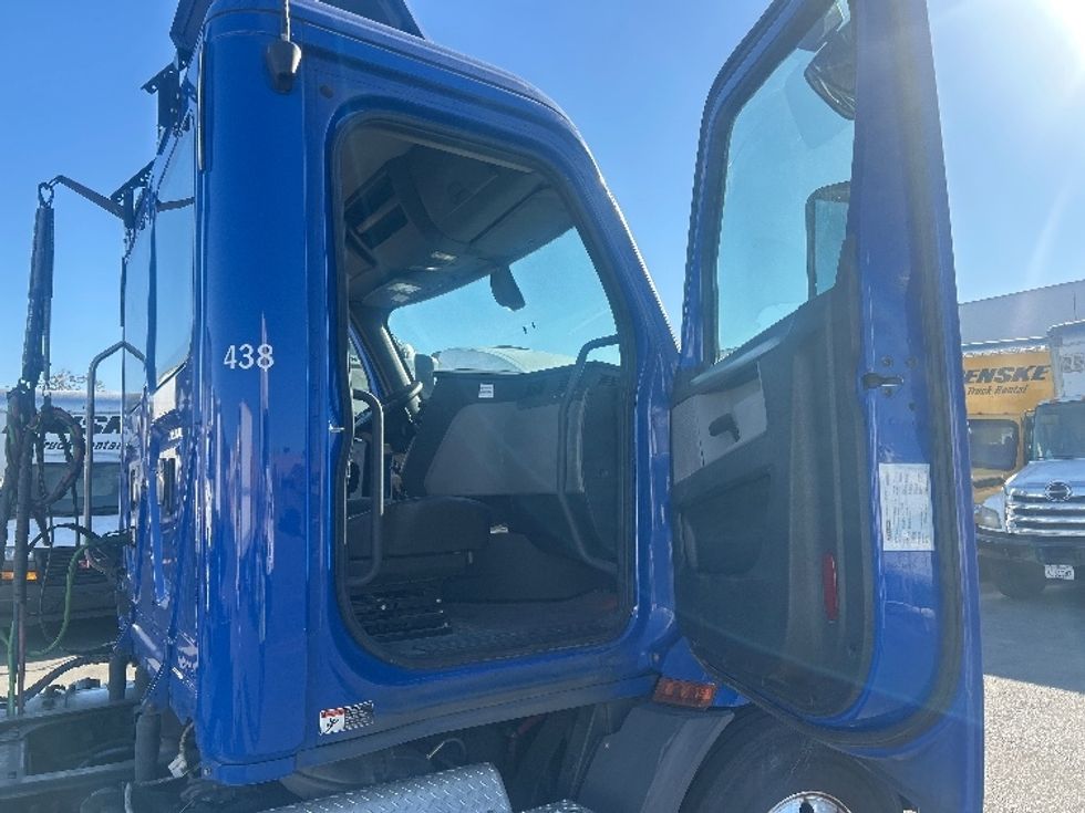 Day Cab Tractor-Heavy Duty Tractors-Freightliner-2019-T11664ST-Torrance-CA-225,480\n\t\tmiles-$ 51,500 - Image 12
