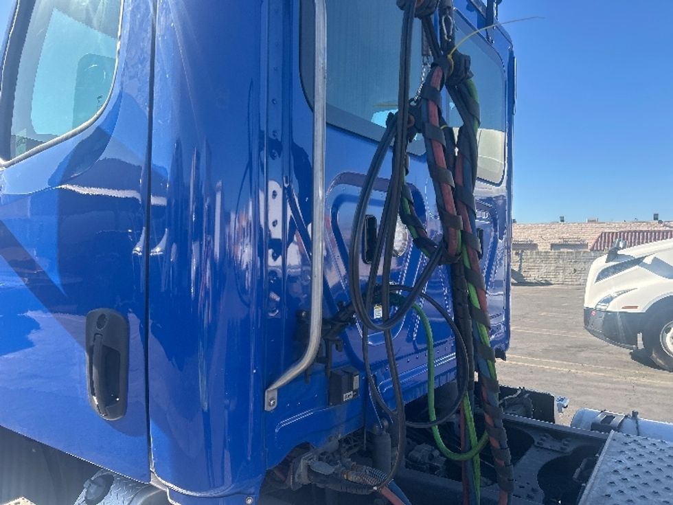 Day Cab Tractor-Heavy Duty Tractors-Freightliner-2019-T11664ST-Torrance-CA-225,480\n\t\tmiles-$ 51,500 - Image 18