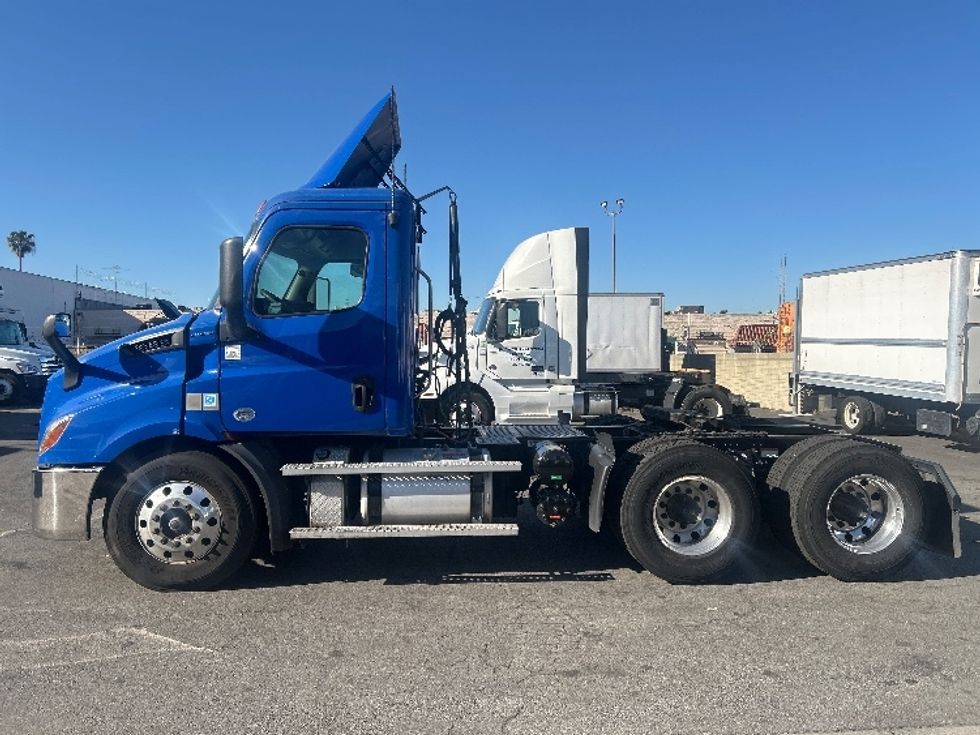 Day Cab Tractor-Heavy Duty Tractors-Freightliner-2019-T11664ST-Torrance-CA-225,480\n\t\tmiles-$ 51,500 - Image 4