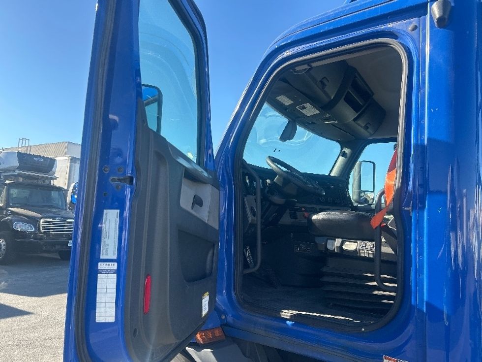 Day Cab Tractor-Heavy Duty Tractors-Freightliner-2019-T11664ST-Torrance-CA-225,480\n\t\tmiles-$ 51,500 - Image 9