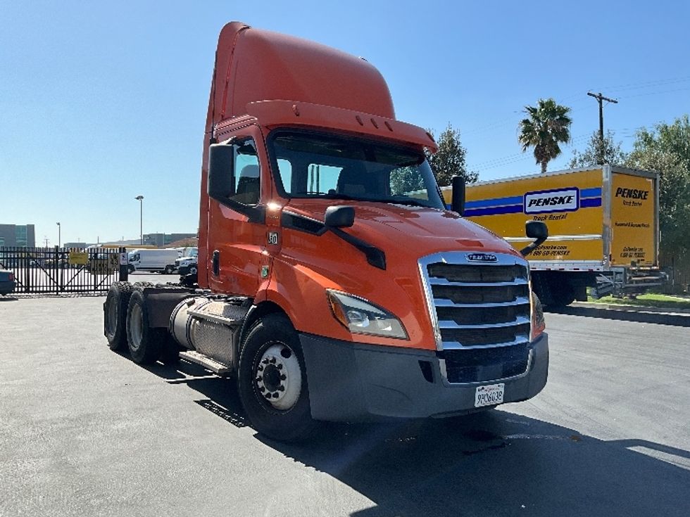 Day Cab Tractor-Heavy Duty Tractors-Freightliner-2019-T11664ST-Torrance-CA-318,231\n\t\tmiles-$ 42,000 - Image 1